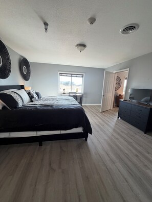 2 bedrooms, desk, iron/ironing board, free WiFi - Stay in Style — Contemporary 2BR/2BA Escape in Hawarden (Hawarden)