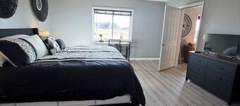 Stay in Style — Contemporary 2BR/2BA Escape in Hawarden