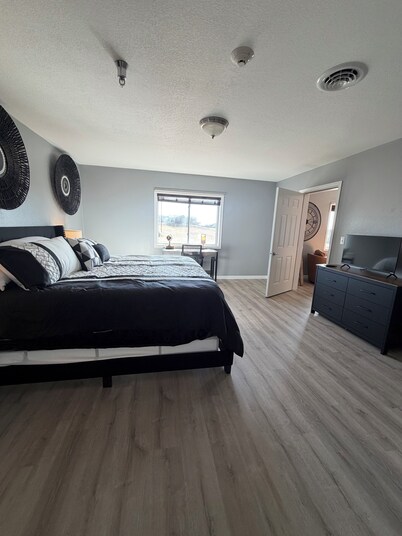 Stay in Style — Contemporary 2BR/2BA Escape in Hawarden