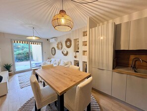 Interior - Beach 100m away - Air-conditioned T2 with garden and parking space (Saint-Raphaël)