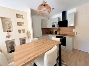Fridge, microwave, oven, stovetop - Beach 100m away - Air-conditioned T2 with garden and parking space (Saint-Raphaël)