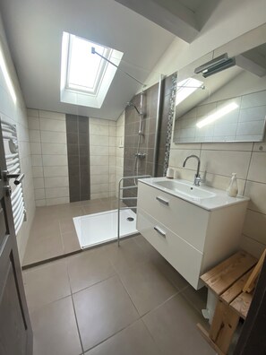 Shower, hair dryer, soap, toilet paper - Appartement terrasse Ardeche Sud - Le Jardin d'Ôtesse (4/6 pers) (Grospierres)