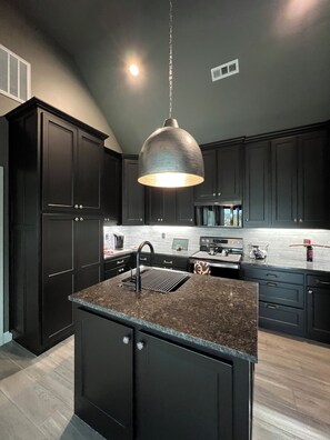 Kylskåp, mikrovågsugn, ugn och spishäll