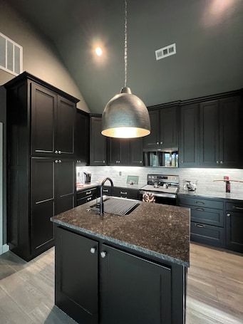 Fridge, microwave, oven, stovetop. LaRue Rendezvous on Beaver Lake