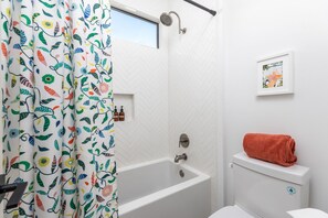 Secadora de cabello, toallas, jabón, papel de baño 