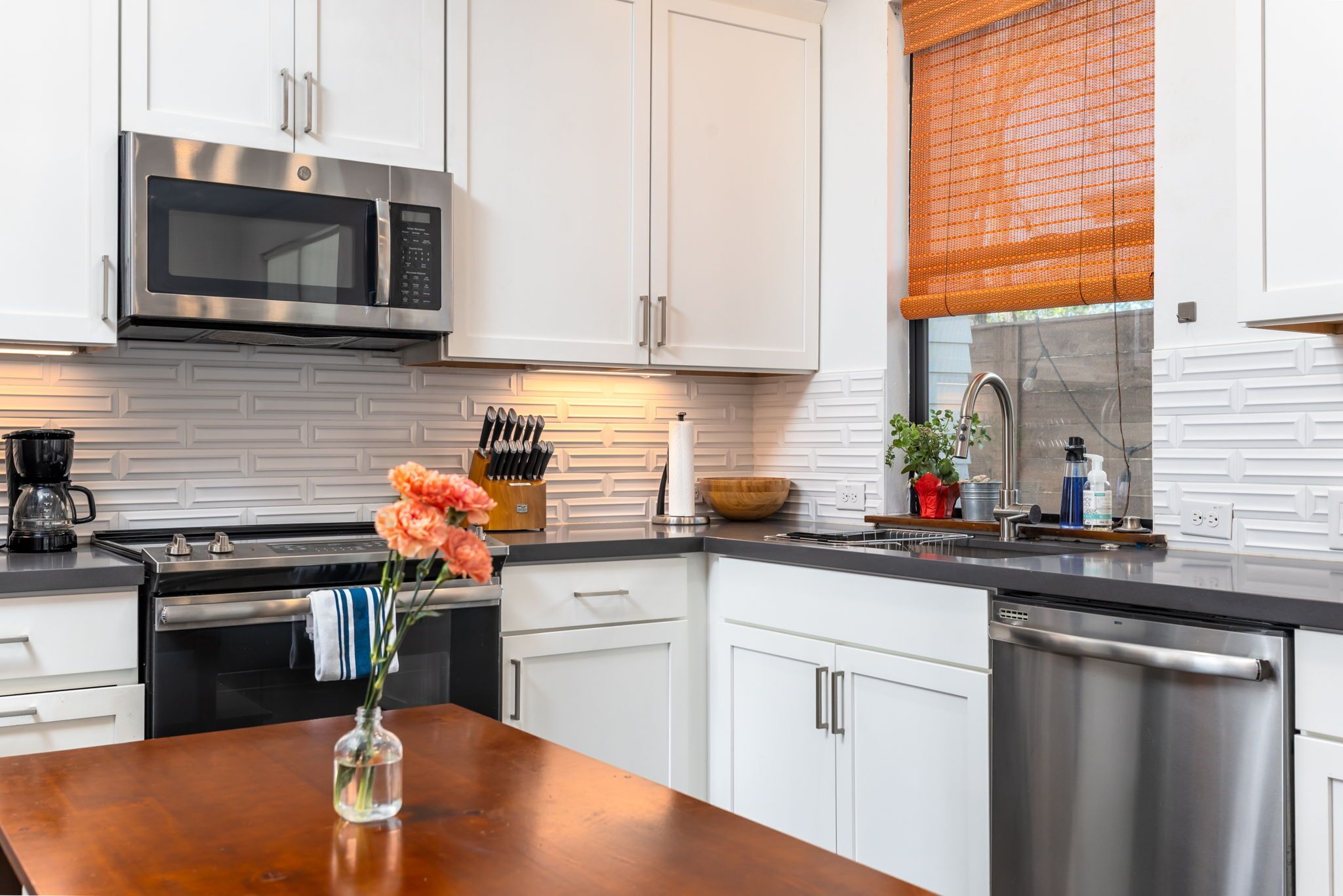 Mikrobølgeovn, ovn, kokeplater og oppvaskmaskin