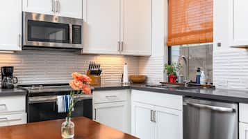 Mikrobølgeovn, ovn, kokeplater og oppvaskmaskin