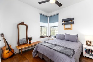 Tabla de planchar con plancha, wifi y ropa de cama 