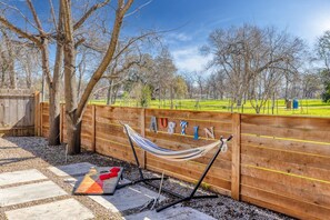 Property grounds - Tranquil 2-bedroom house with garden and park access in vibrant Austin (Austin)