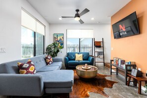 TV - Tranquil 2-bedroom house with garden and park access in vibrant Austin (Austin)