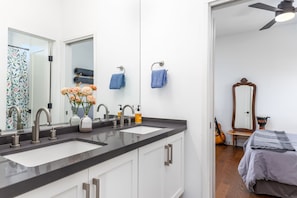 A modern bathroom with a double sink, large mirror, and a ceiling fan. - Tranquil 2-bedroom house with garden and park access in vibrant Austin (Austin)