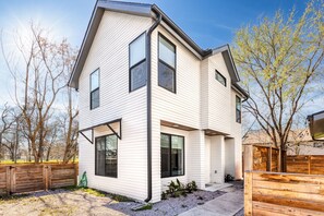 Exterior - Tranquil 2-bedroom house with garden and park access in vibrant Austin (Austin)