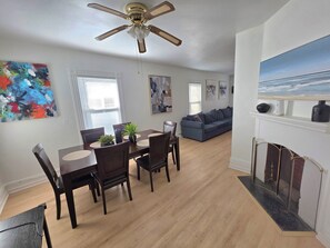 Dining - Rustic 3 Bedroom Family Retreat in Mount Vernon, NY near metro north & highways (Mount Vernon)