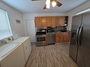 Microwave, oven, stovetop, dishwasher - Rustic 3 Bedroom Family Retreat in Mount Vernon, NY near metro north & highways (Mount Vernon)