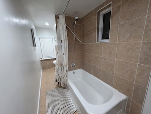 Secadora de cabello, toallas, jabón, papel de baño