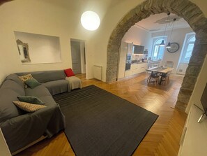 Smart TV, books - House 1826 in the Marine Heart of Trieste (Trieste)