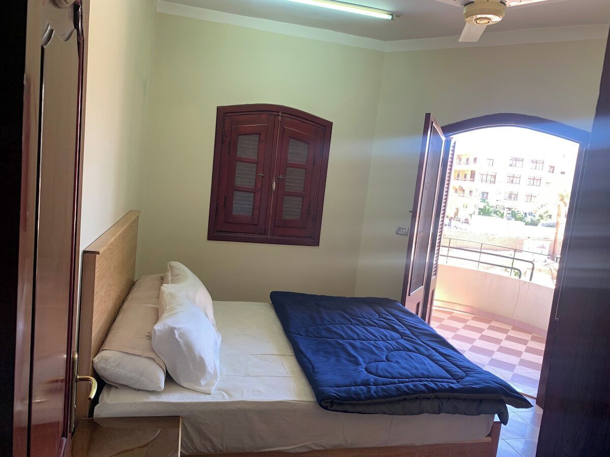 3 bedrooms, desk, WiFi, bed sheets