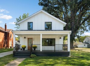 Exterior - The Modern Oak 
Lux Getaway
Steps from Journeyman (Three Oaks)