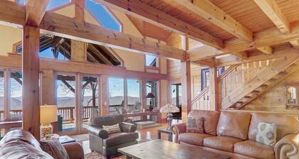 Ultimate Dog-Centric Mountain Escape:Nugget's Lodge w/Hot Tub & Panoramic Views!