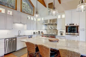 Mikrovågsugn, ugn, spishäll och diskmaskin