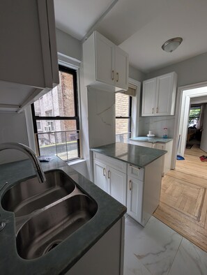 Private kitchen - Large 1-bedroom apartment in beautiful Upper East Side of Manhattan. (New York)
