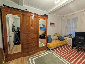 Iron/ironing board, Internet, bed sheets - Large 1-bedroom apartment in beautiful Upper East Side of Manhattan. (New York)