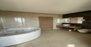 Shower, jetted bath, hair dryer, bidet - Luxury 5 Bed, 7 Bath, Villa. Pool, Gym, Sauna, Hottub, Parking, 2 terr w/Seaview (Jursici)
