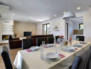 Dining - Luxury 5 Bed, 7 Bath, Villa. Pool, Gym, Sauna, Hottub, Parking, 2 terr w/Seaview (Jursici)