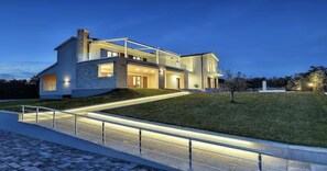 Exterior - Luxury 5 Bed, 7 Bath, Villa. Pool, Gym, Sauna, Hottub, Parking, 2 terr w/Seaview (Jursici)