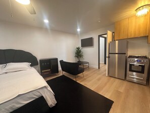 1 slaapkamer, een strijkplank/strijkijzer, wifi, beddengoed