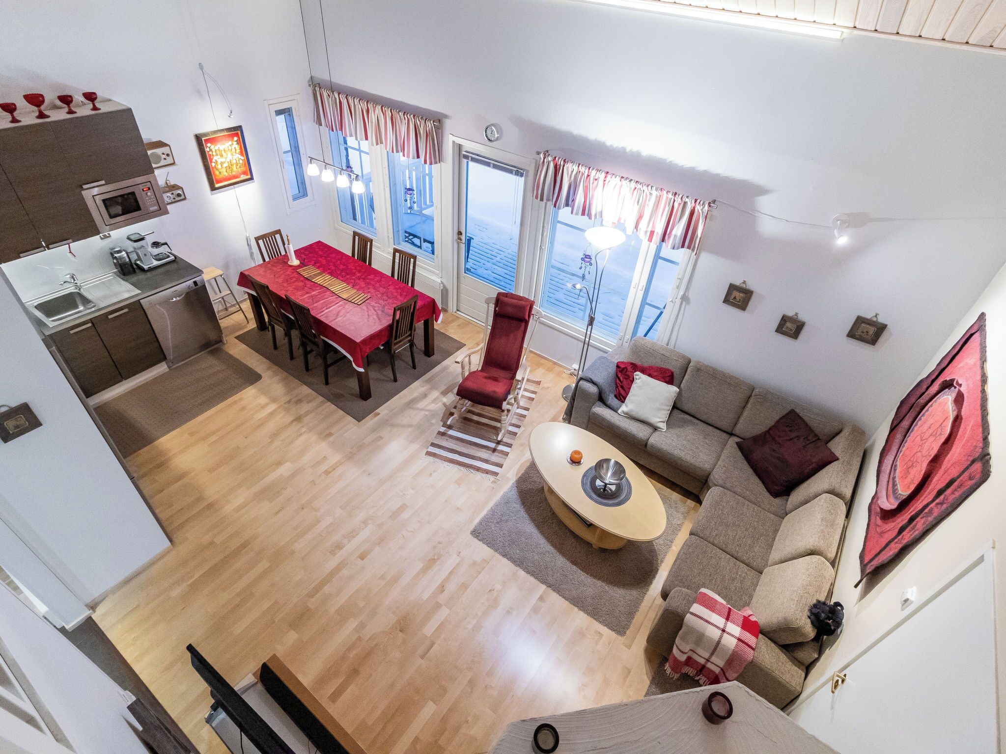Un appartement moderne comprenant un coin repas, une cuisine, un salon et un balcon avec vue.