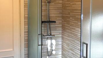Dusche, Bidet, Handtücher, Toilettenpapier