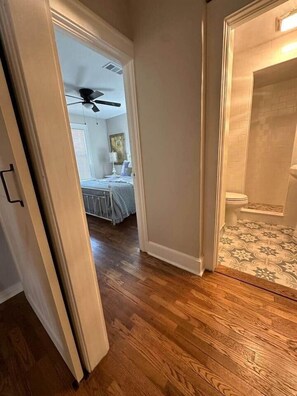 2 slaapkamers, een strijkplank/strijkijzer, wifi, beddengoed