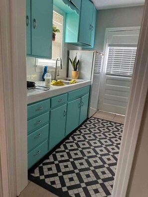 Fridge, microwave, stovetop, toaster - Three Queens Entire House (3) Beds (Amarillo)