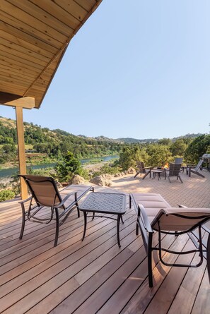 Terrace/patio - The Cliff House also serves as a guest house for additional rental for Overlook (Roseburg)