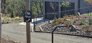 Property grounds - The Cliff House also serves as a guest house for additional rental for Overlook (Roseburg)