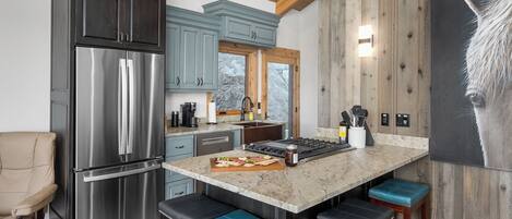 Frigorifero, microonde, forno, piano cottura