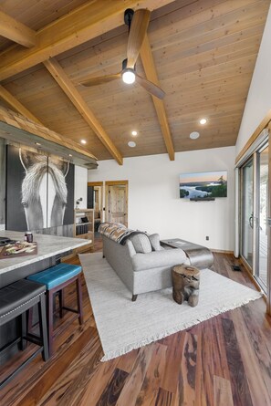 Interior - The Cliff House also serves as a guest house for additional rental for Overlook (Roseburg)