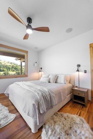 2 bedrooms, iron/ironing board, free WiFi, bed sheets - The Cliff House also serves as a guest house for additional rental for Overlook (Roseburg)