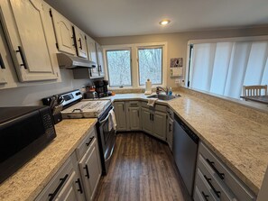 Fridge, microwave, oven, stovetop - Cozy updated 4 bdrm, centrally located, WI-FI, Pet Friendly (Galena)