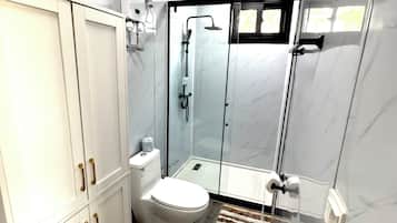 Dusche, Haartrockner, HandtĂŒcher, Seife