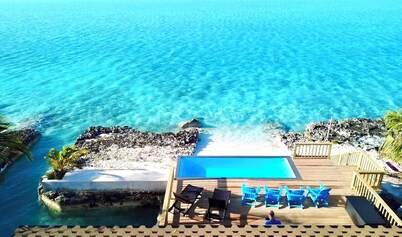 NEW LISTING Beachfront  with Pool, Beach & Kayaks