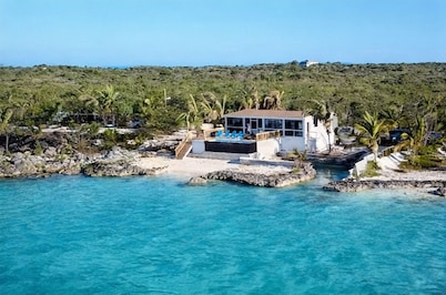 Pool, Beach, kayaks, great snorkeling, calm side of the island, 