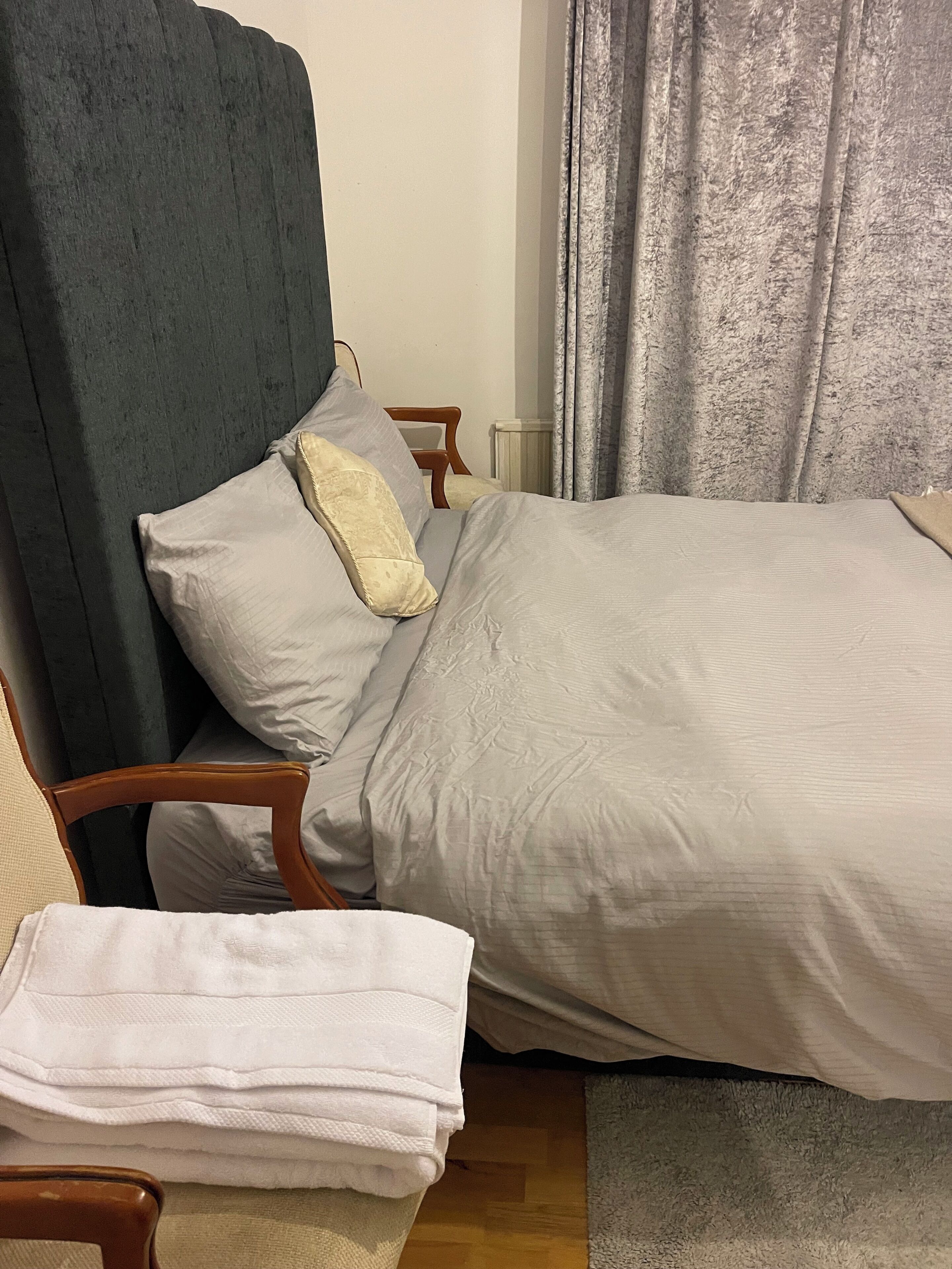 2 soverom, strykejern/-brett og sengetøy