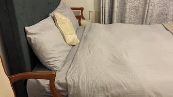 2 soverom, strykejern/-brett og sengetøy