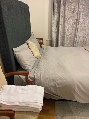 1 dormitorio, tabla de planchar con plancha, ropa de cama