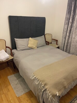 2 soverom, strykejern/-brett og sengetøy