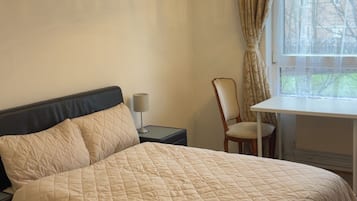 2 soverom, strykejern/-brett og sengetøy