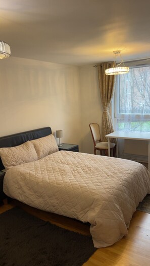 2 soverom, strykejern/-brett og sengetøy