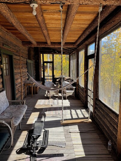 Historic 1910 Lodge - Rustic Mountain Charm - Steps to Beach and Town